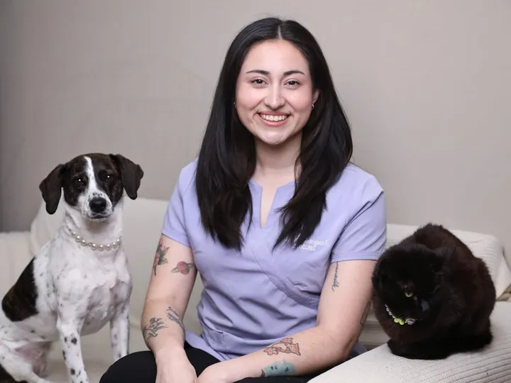 Dra. Alicia Rodríguez, médica veterinaria especialista en etología clínica, junto a un perro y un gato en consulta